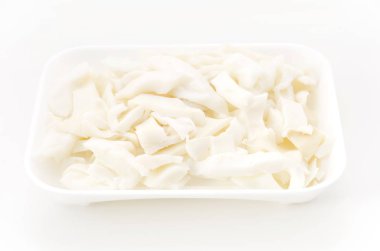 Beyaz arkaplanda köpük tablasında kaynamış mürekkep balığı