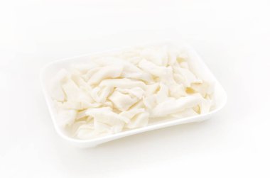 Beyaz arkaplanda köpük tablasında kaynamış mürekkep balığı