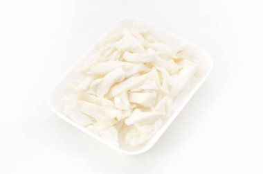 Beyaz arkaplanda köpük tablasında kaynamış mürekkep balığı