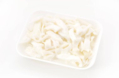 Beyaz arkaplanda köpük tablasında kaynamış mürekkep balığı