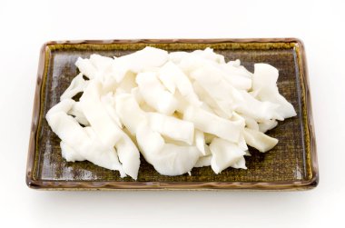 Beyaz arkaplanda kaynamış mürekkep balığı