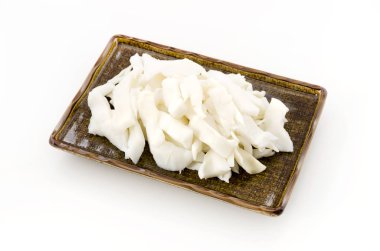 Beyaz arkaplanda kaynamış mürekkep balığı