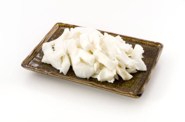 Beyaz arkaplanda kaynamış mürekkep balığı