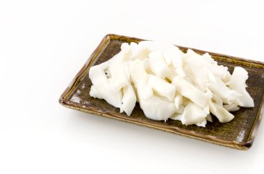 Beyaz arkaplanda kaynamış mürekkep balığı