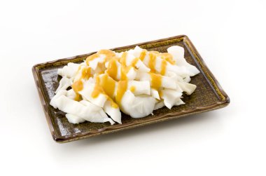 Beyaz arka planda kaynamış mürekkep balığı tabağında sirkeli miso.