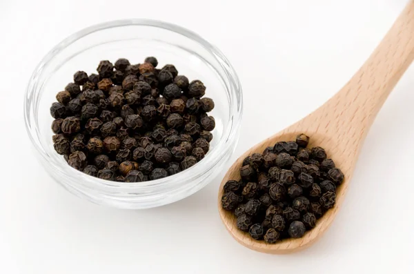 Zwarte Peper Stapelbak Met Houten Lepel Witte Achtergrond — Stockfoto