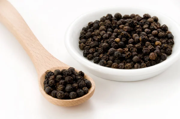 Zwarte Peper Witte Schaal Met Houten Lepel Witte Achtergrond — Stockfoto