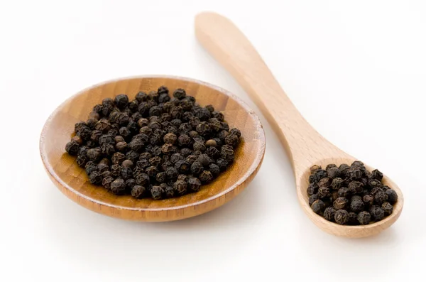 Zwarte Peper Een Houten Schaal Met Houten Lepel Witte Achtergrond — Stockfoto