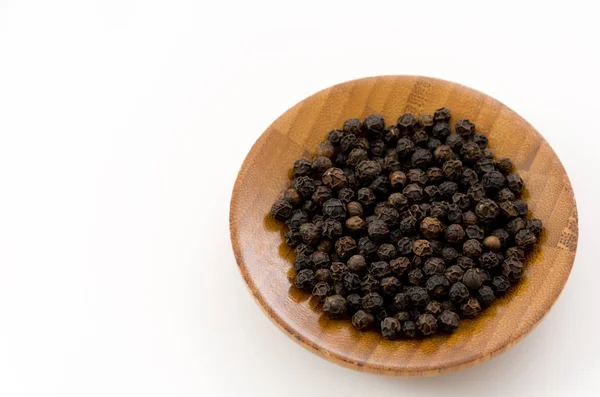 Zwarte Peper Een Houten Schaal Witte Achtergrond — Stockfoto