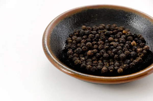 Pimienta Negra Plato Sobre Fondo Blanco —  Fotos de Stock