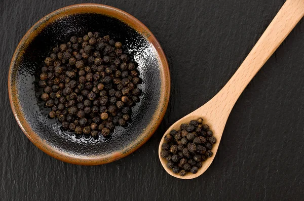 Pimienta Negra Plato Negro Con Cuchara Madera Plato Piedra Negra — Foto de Stock