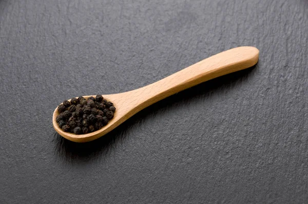 Cuchara Madera Con Pimienta Negra Placa Piedra Negra — Foto de Stock