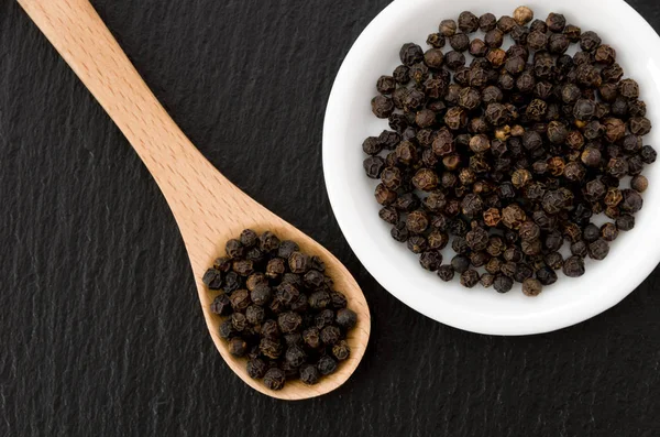 Pimienta Negra Plato Blanco Con Cuchara Madera Plato Piedra Negra — Foto de Stock