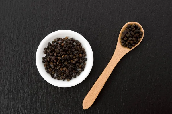 Pimienta Negra Plato Blanco Con Cuchara Madera Plato Piedra Negra —  Fotos de Stock