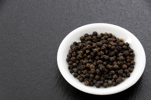 Pimienta Negra Plato Blanco Plato Piedra Negra — Foto de Stock