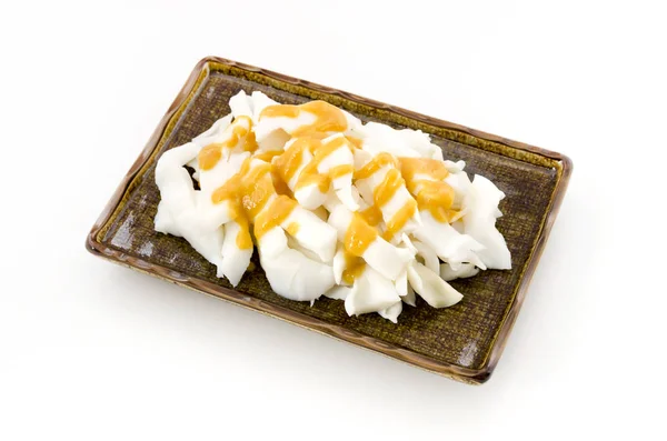 Vinegared Miso Βραστό Καλαμάρι Στο Πιάτο Λευκό Φόντο — Φωτογραφία Αρχείου