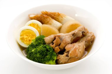 Kızarmış tavuk ve daikon.