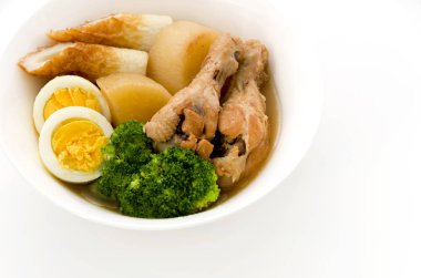 Kızarmış tavuk ve daikon.