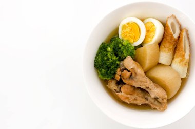 Kızarmış tavuk ve daikon.