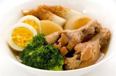 Kızarmış tavuk ve daikon.