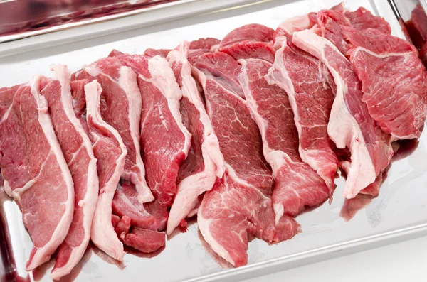 Carne Agnello Cruda Vassoio Acciaio Inox Sfondo Bianco — Foto Stock