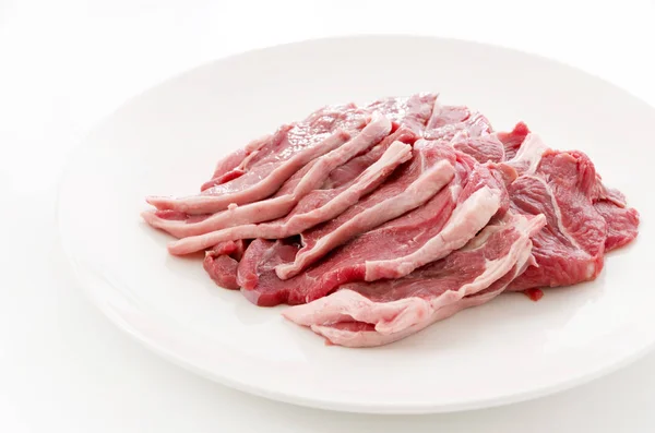 Rohes Lammfleisch Auf Weißem Teller Auf Weißem Hintergrund — Stockfoto