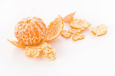 Olgun Citrus unshiu, satsuma, kabuklu televizyon portakalı, beyaz arka planda izole edilmiş.