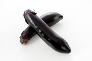 Çiğ siyah patlıcan izole edilmiş beyaz arkaplan
