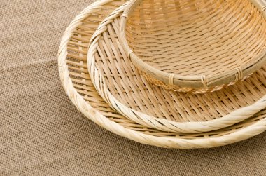 Çuval bezi arka planında bambu eleği