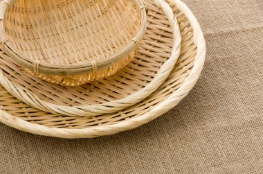 Çuval bezi arka planında bambu eleği