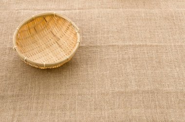 Çuval bezi arka planında bambu eleği