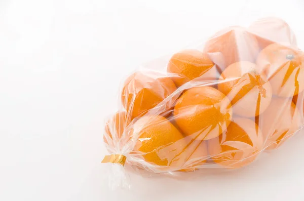 Citrus Unshiu Maduro Satsuma Naranja Bolsa Plástico Sobre Fondo Blanco —  Fotos de Stock