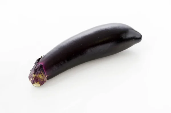 Aubergine Noire Crue Isolé Fond Blanc — Photo