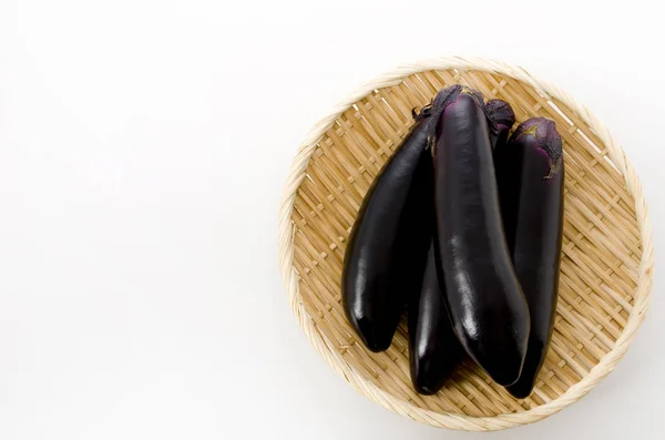 Berenjena Negra Cruda Tamiz Bambú Sobre Fondo Blanco — Foto de Stock