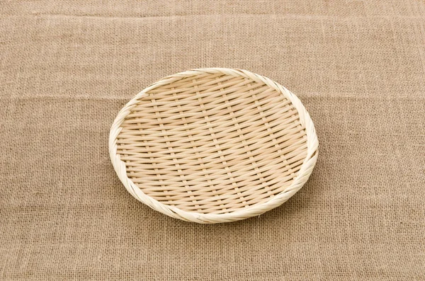 Bamboo Sieve Фоне Burlap — стоковое фото