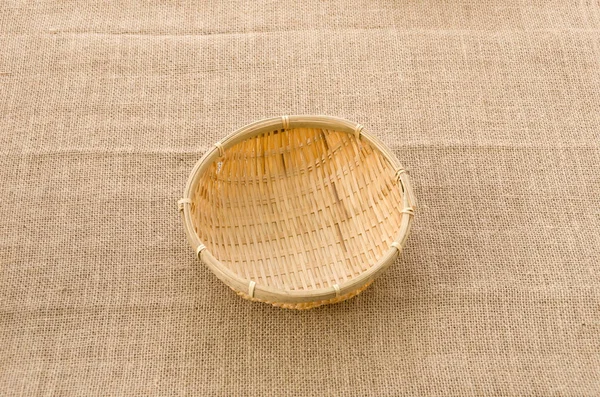 Bamboo Sieve Фоне Burlap — стоковое фото