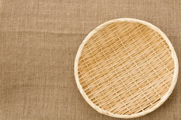 Sieve Bambu Pada Latar Belakang Burlap — Stok Foto