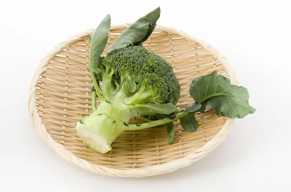 Brokoli Segar Pada Saringan Bambu Pada Latar Belakang Putih — Stok Foto