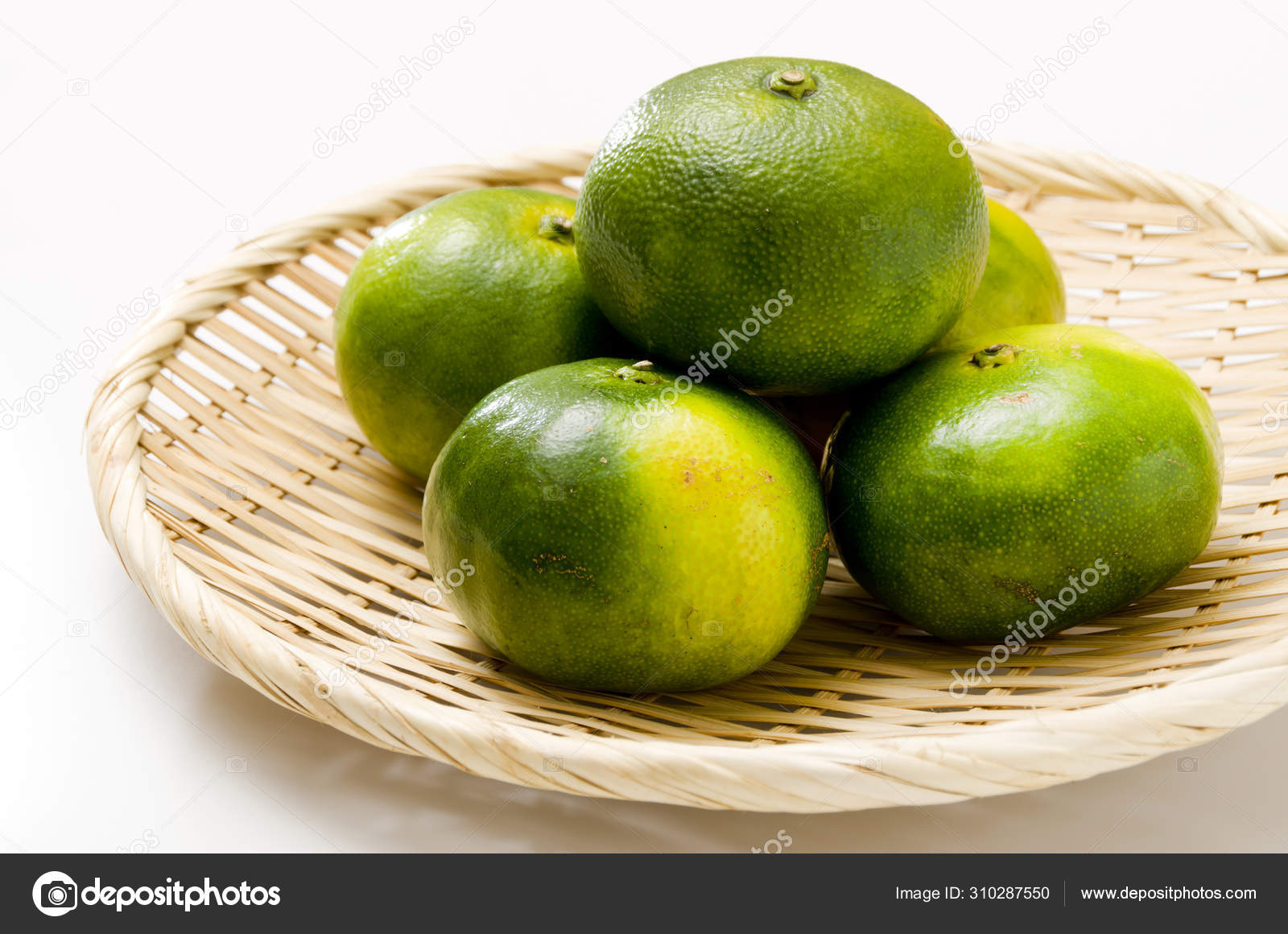 Citrus Unshiu Mandarin Satsuma Orange Bamboo Sieve — Stock Photo