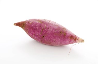 Beyaz arka planda Japon tatlı patatesleri