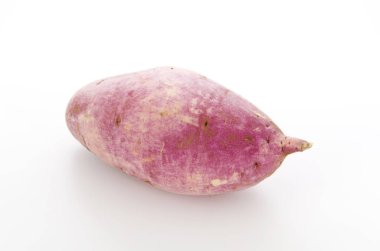 Beyaz arka planda Japon tatlı patatesleri