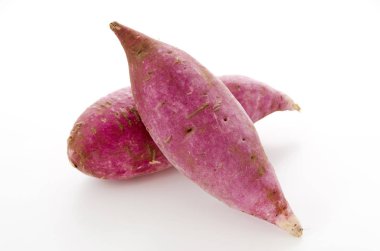 Beyaz arka planda Japon tatlı patatesleri