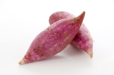 Beyaz arka planda Japon tatlı patatesleri