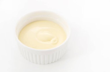 Beyaz arkaplanda izole edilmiş cocotte mayonezi