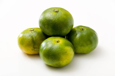 Citrus unshiu, mandarin satsuma portakalı beyaz arkaplanda izole edilmiş.