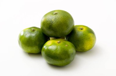Citrus unshiu, mandarin satsuma portakalı beyaz arkaplanda izole edilmiş.