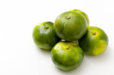 Citrus unshiu, mandarin satsuma portakalı beyaz arkaplanda izole edilmiş.