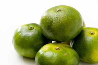 Citrus unshiu, mandarin satsuma portakalı beyaz arkaplanda izole edilmiş.