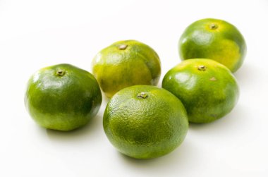 Citrus unshiu, mandarin satsuma portakalı beyaz arkaplanda izole edilmiş.