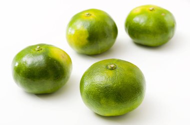 Citrus unshiu, mandarin satsuma portakalı beyaz arkaplanda izole edilmiş.